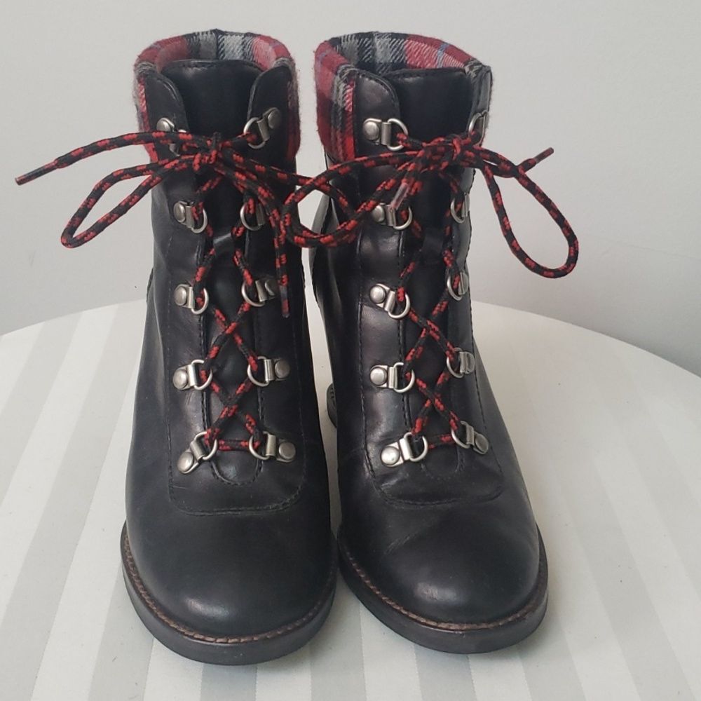 Johnston and Murphy Wedge Booties Womens sz 7 Black Leather Red Plaid Cuff